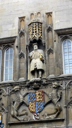入り口の正面上に立つヘンリー8世