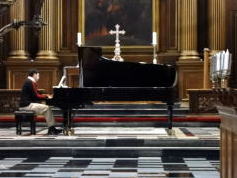 祭壇前のピアノ