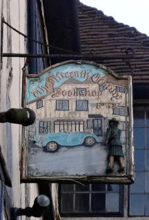 書店の古い看板