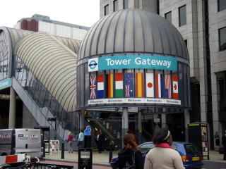 DLRのTower gate駅の乗り場入り口