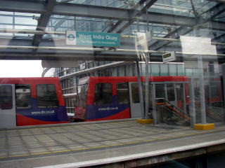 DLRと途中のWest india Quaysの駅