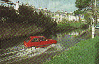 シド川を渡る車